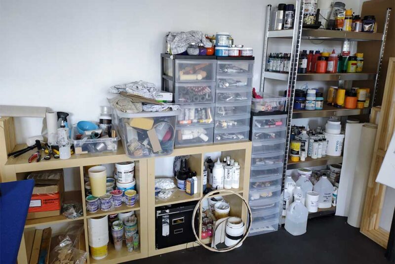 Mit atelier med mine maleredskaber, maling og medier