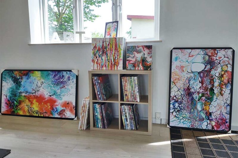 I galleriet kan du se små malerier og kunst plakater