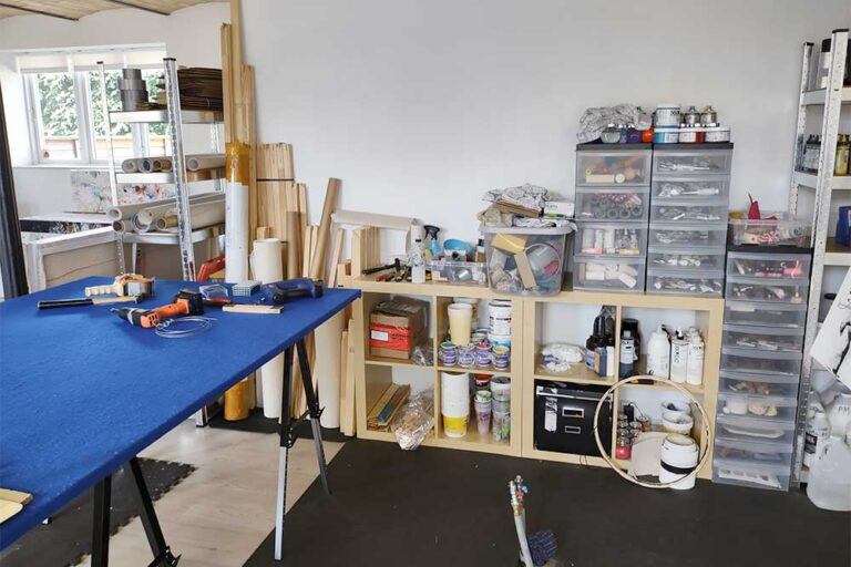 Mit atelier har et arbejdsbord til samling af rammer og lærreder