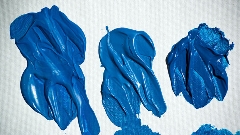 Tre kvalitetsniveauer af akrylmaling vist fra skrå vinkel med forskelle i glans og struktur