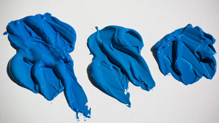 Sammenligning af skolekvalitet, studiekvalitet og kunstnerkvalitet i blå akrylmaling