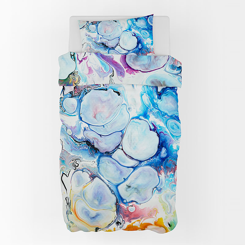 Sengetøj med abstrakt kunst design i blå farver