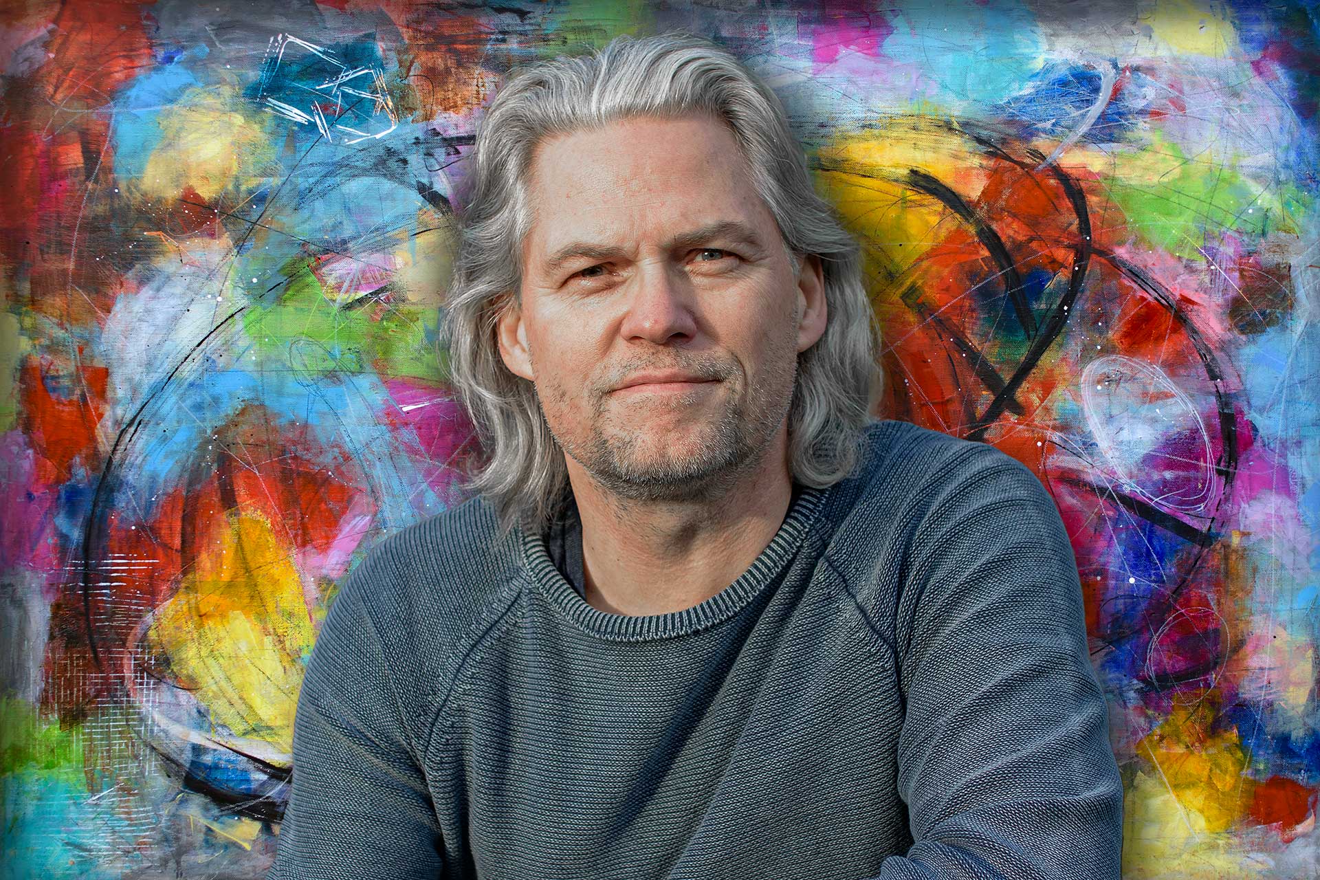 Kunstner Michael Lønfeldt skaber abstrakt og farverig kunst