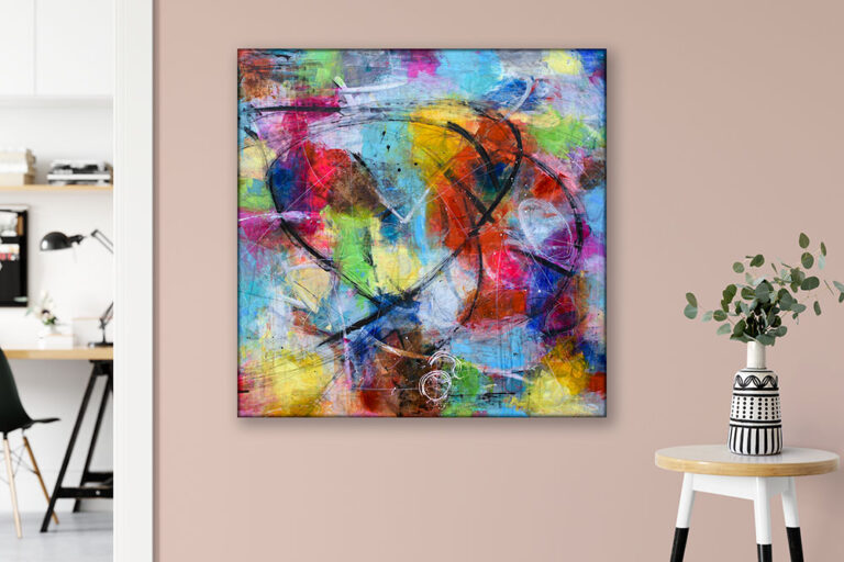 Billeder til væggen – kunst placeret ved lille bord i moderne stue