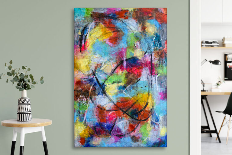 Store farverige malerier til væggen hvor varme og kølige toner balanceres i lag og skaber ro og styrke i rummets helhed.