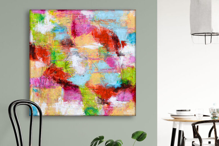 Malerier med farver opbygget i lag og organiseret i tydelig komposition der bevarer balance og styrke i skiftende lys over tid.