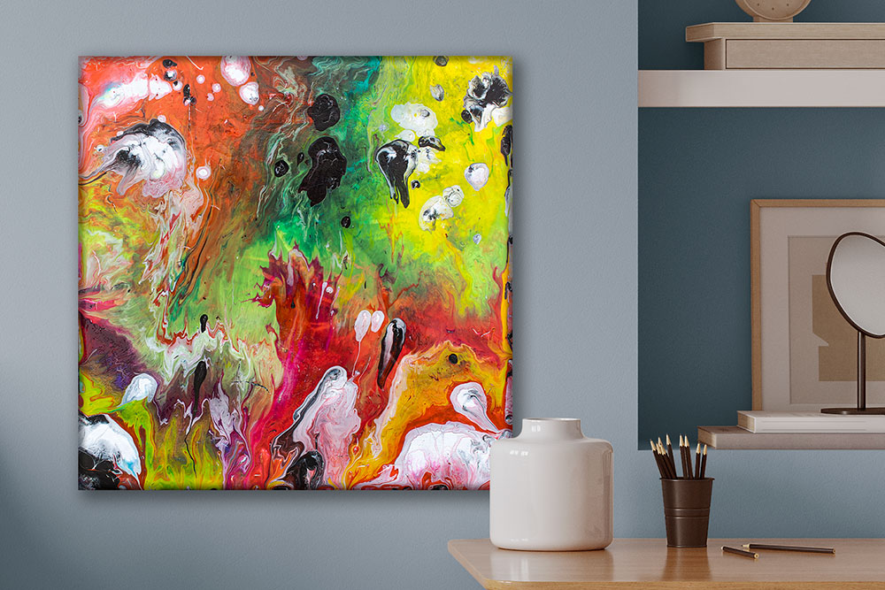 Abstrakt maleri Bloom III af Michael Lønfeldt vist i moderne stueindretning. Et eksempel på, hvordan kunst kan skabe personlighed og atmosfære i hjemmet.