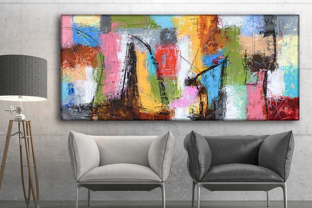 Maleriet Deflection II hængende centralt i stuen. Viser hvordan et markant kunstværk kan fungere som fokuspunkt og samle rummets energi.