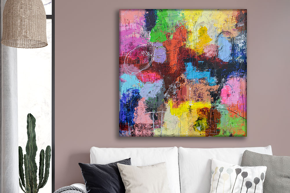 Maleriet Truth II i afdæmpede jordfarver, vist i skandinavisk indretning. Et eksempel på, hvordan kunst kan understøtte naturlige materialer og roligt design.