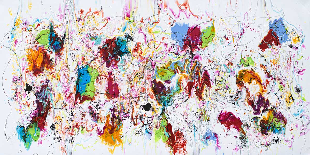 Stort maleri til stuen med lys bund, flydende former og stærke røde, blå og grønne farver, hvor lag og bevægelse giver et levende og let udtryk på væggen