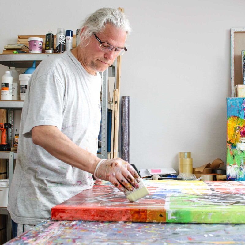 Kunstner Michael Lønfeldt i gang med at skabe et maleri